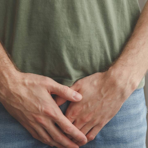 Уролог перечислил неочевидные причины боли в мошонке